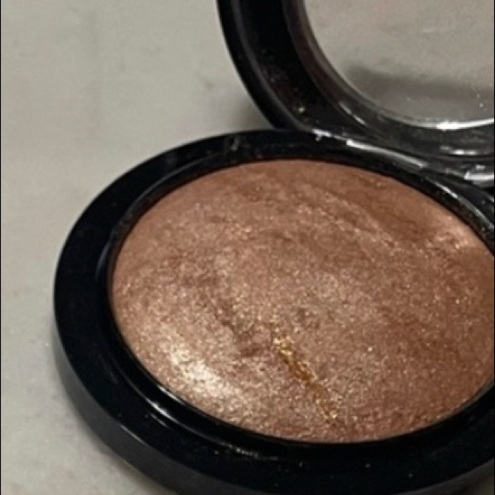 Authentic MAC “Global Glow”💋💋 FREE  LASHES🎉🎊